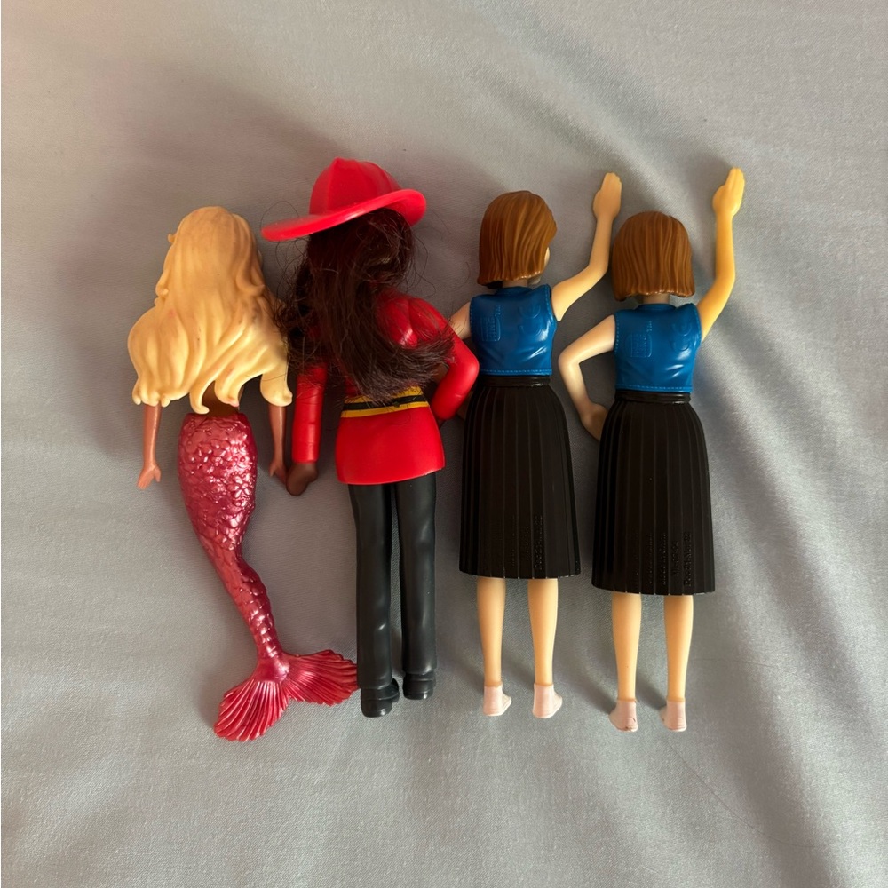 4 Mini Barbies - Picture 2 of 7